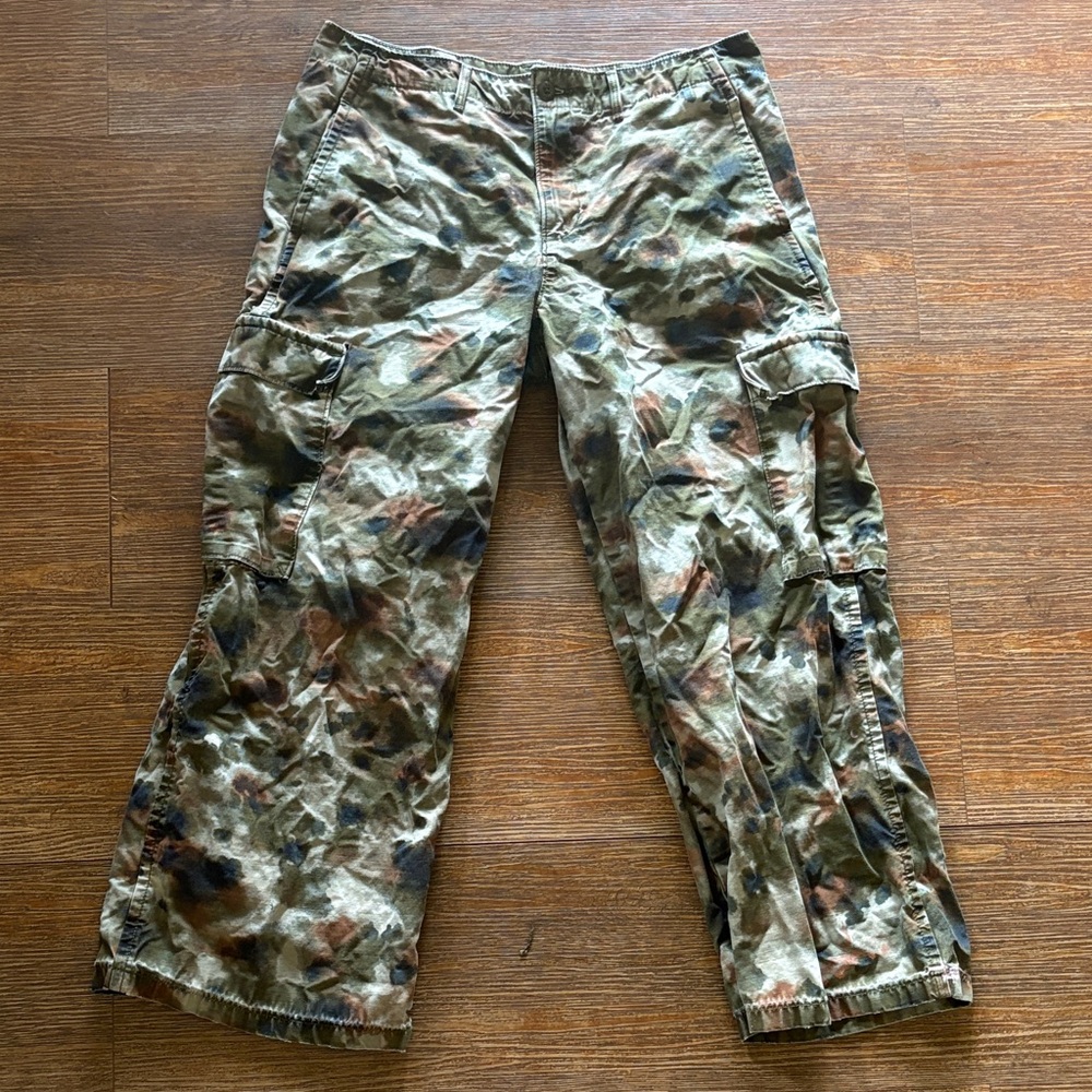 Levi's Women's Wide Leg Cargo Pants in Olive Green Camouflage